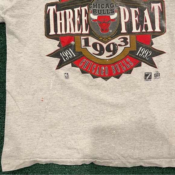 🏀 Vintage 90’s Chicago Bulls ‘Three Peat’ Tee - Picture 5 of 5